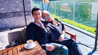 Momen ngopi Syahrini yang satu ini ditemani dengan sang suami Reino Barack. Momen ngopi beduan ini terlihat romantis. Foto: Instagram @princessyahrini