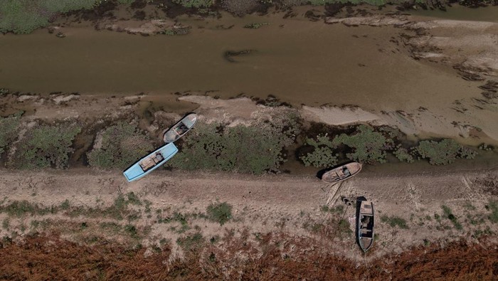 An aerial view shows the dried lakebed of the Terkos Dam, where a decline in precipitation this year has lowered water levels in the reservoirs of Turkey's largest city to less than 25%, on the outskirts of Istanbul, Turkey September 20, 2023. REUTERS/Umit Bektas