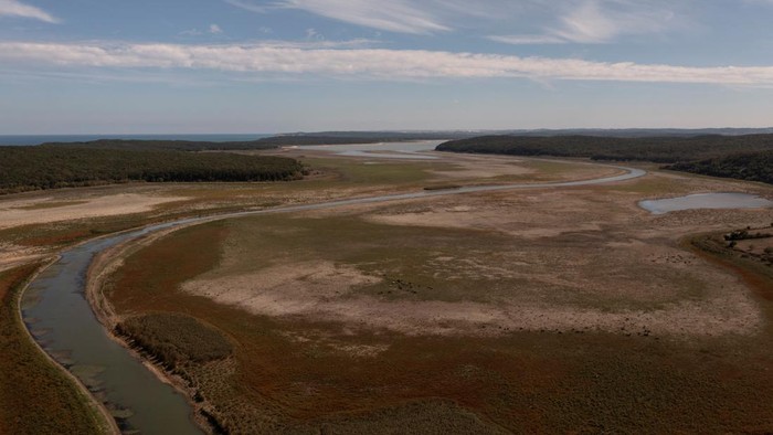 An aerial view shows the dried lakebed of the Terkos Dam, where a decline in precipitation this year has lowered water levels in the reservoirs of Turkey's largest city to less than 25%, on the outskirts of Istanbul, Turkey September 20, 2023. REUTERS/Umit Bektas