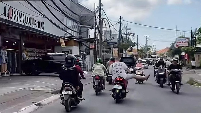 Tangkapan layar bule berkendara ugal-ugalan dari Instagram Story @dediksetiawan02