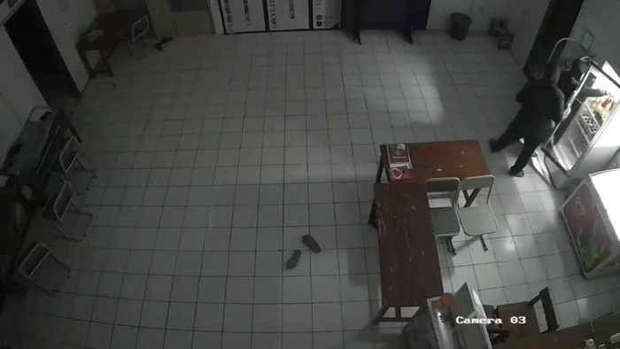 Tangkapan layar Kamera CCtV pelaku pencuri gasak komputer SMKN Sukaresik