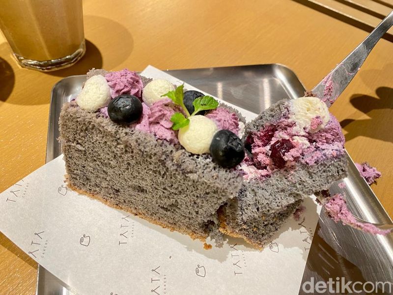 Tata Cakery: Chiffon Earl Grey Regal dan dan 'Dirty Matcha' di Kafe Instagramable