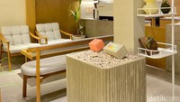 Area bersantapnya tidak terlalu besar, tapi homey dan nyaman. Interiornya memberikan kesan hangat dengan penggunaan kayu dan unsur warna cokelat.