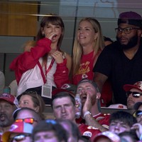 Raut kebahagiaan tampak jelas di wajah Taylor, setelah atlet 33 tahun itu berhasil mencetak touchdown dia kuarter ketiga. Pertandingan pun berakhir dengan kemenangan Chiefs atas Chicago Bears. Foto: AP/Ed Zurga