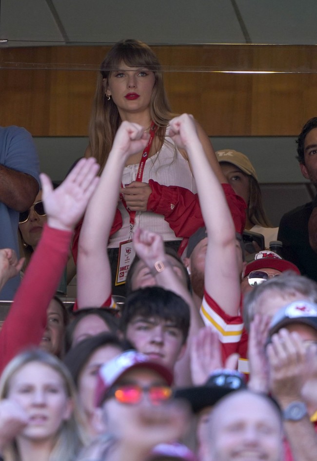 Rumor kedekatan Taylor Swift dan atlet Travis Kelce semakin berhembus kencang setelah sang penyanyi kedapatan menonton pertandingan football Kansas City Chiefs melawan Chicago Bears pada Minggu (24/9/2023) di Stadium Arrowhead, Kansas City, Missouri, AS. Foto: AP/Ed Zurga