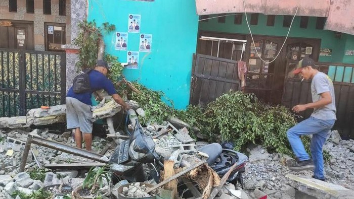 Tembok bekas pabrik mebel di Kecamatan Duren Sawit, Jaktim ambruk. Reruntuhan tembok eks pabrik mebel itu menimpa empat unit motor dan tiga rumah. (ANTARA/Syaiful Hakim)