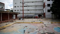 Penjara tersebut digambarkan seperti hotel karena terdapat fasilitas mewah seperti kebun binatang, kolam renang, bank, lapangan bisbol, diskotek, hingga ruang perjudian.  