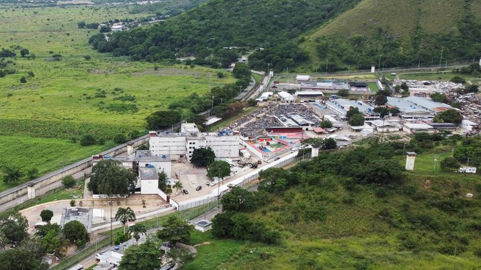 Tentara Venezuela telah berhasil merebut kembali Penjara Tocoron yang sebelumnya sempat dikuasai narapidana berbahaya. Baca artikel detiksumut, A playground is pictured in the Aragua jail as Venezuela's government announced it has completed the first phase of its plan to take back control of its prison system, in Tocoron, Venezuela September 23, 2023. REUTERS/Leonardo Fernandez Viloria