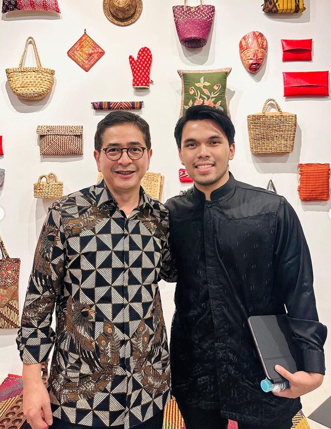 Isu kedekatan Thariq dengan Aaliyah sendiri mulai berhembus kala keduanya kerap terlihat bersama. Walaupun keduanya sama-sama belum buka suara terkait gosip tersebut, namun tak sedikit netizen yang kerap membanding-bandingkan Aaliyah dengan Fuji. Tak hanya itu saja, penampilan Thariq saat bersama Fuji dan kini ketika digosipkan dengan Aaliyah juga tak kalah curi perhatian. Foto: Instagram/@thariqhalilintar