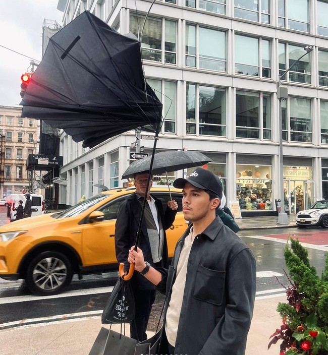 Baru-baru ini adik Atta Halilintar itu diketahui berkunjung ke Amerika. Foto-fotonya selama di sana kemudian dibagikan Thariq ke akun Instagram pribadinya. Foto: Instagram/@thariqhalilintar