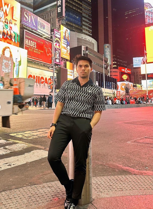 Thariq juga dipuji semakin ganteng ole beberapa netizen. Thoriq di tangan aaliyah , guantenggg powwwlllll, komentar salah seorang netizen. Makin ganteng, makin positif, makin dewasa dan makin siap buatnjadi. Suami dan ayah . Aminnnn semoga yg terbaik untuk masa depan banh thor yaa ttp semangat dan jgn lupa bersyukur, tambah netizen lain. Foto: Instagram/@thariqhalilintar