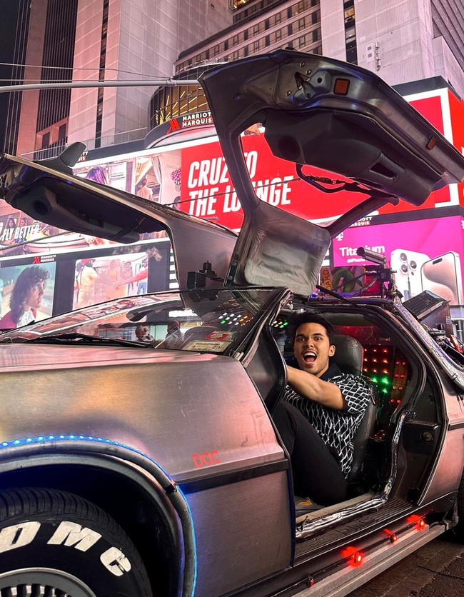 Ketika berada di Amerika tak lupa Thariq juga berjalan-jalan dan mengabadikan momen dengan berfoto. Seperti dalam foto yang satu ini kala dirinya berpose di dalam mobil. Foto: Instagram/@thariqhalilintar