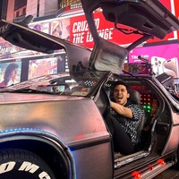 Ketika berada di Amerika tak lupa Thariq juga berjalan-jalan dan mengabadikan momen dengan berfoto. Seperti dalam foto yang satu ini kala dirinya berpose di dalam mobil. Foto: Instagram/@thariqhalilintar