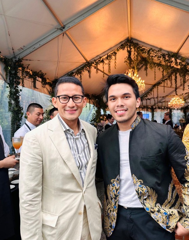 Ketika di Amerika Thariq juga tampak menghadiri acara pernikahan putri Sandiaga Uno, Atheera. Dalam foto terlihat Thariq yang berpose bersama Sandiaga. Foto: Instagram/@thariqhalilintar