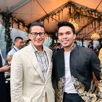 Ketika di Amerika Thariq juga tampak menghadiri acara pernikahan putri Sandiaga Uno, Atheera. Dalam foto terlihat Thariq yang berpose bersama Sandiaga. Foto: Instagram/@thariqhalilintar