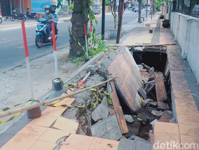 Trotoar di Jalan Melati, Tonggalan, Kabupaten Klaten, ambrol. Difoto pada Senin (25/9/2023).