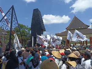 Ratusan Petani Geruduk Kantor Bupati Blitar Tuntut Penyelesaian Konflik Agraria