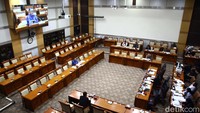 Wakil Ketua Komisi III DPR Habiburokhman memimpin rapat pelaksanaan uji kelayakan dan kepatutan itu.  