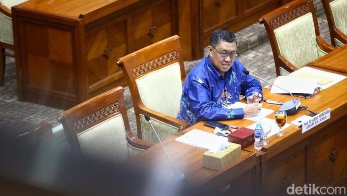 Komisi III DPR RI mulai menggelar uji kelayakan dan kepatutan (fit and proper test) calon hakim konstitusi tahun 2023. Salah satunya adalah Aidul Fitriciada Azhari.