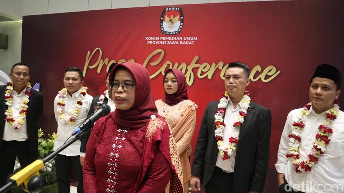 Ummi Wahyuni (depan) saat memberikan keterangan terkait pemilihan Ketua KPU Jabar 2023-2028