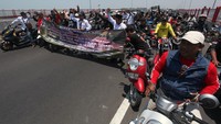 Aksi yang sempat menutup sebagian lajur jembatan penghubung Surabaya dan Madura itu dipicu adanya sejumlah kecelakaan akibat tetesan air garam dari truk pengangkut garam di jalanan di kawasan Tanah Merah dan Blega, Madura.  