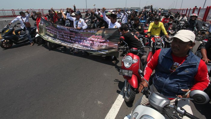 Massa yang tergabung dalam MADAS melakukan konvoi saat berunjuk rasa di Jembatan Suramadu, Surabaya, Jawa Timur, Senin (25/9/2023). Aksi yang sempat  menutup sebagian lajur jembatan penghubung Surabaya dan Madura itu dipicu adanya sejumlah kecelakaan akibat tetesan air garam dari truk pengangkut garam di jalanan di kawasan Tanah Merah dan Blega, Madura. ANTARA FOTO/Didik Suhartono/aww.