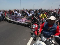 Massa Madura Asli Protes Truk Garam Penyebab Laka dengan Menutup Suramadu