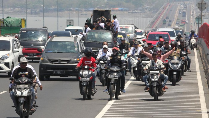 Massa yang tergabung dalam MADAS melakukan konvoi saat berunjuk rasa di Jembatan Suramadu, Surabaya, Jawa Timur, Senin (25/9/2023). Aksi yang sempat  menutup sebagian lajur jembatan penghubung Surabaya dan Madura itu dipicu adanya sejumlah kecelakaan akibat tetesan air garam dari truk pengangkut garam di jalanan di kawasan Tanah Merah dan Blega, Madura. ANTARA FOTO/Didik Suhartono/aww.