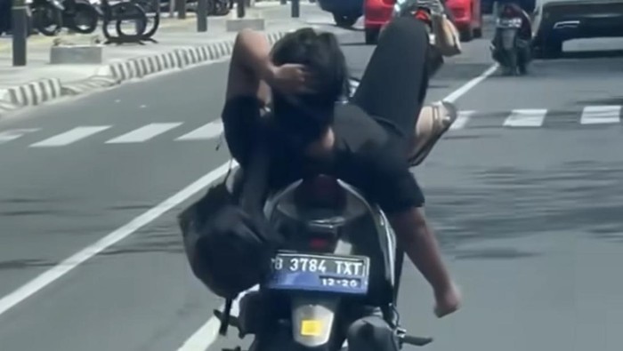 Viral pria bawa motor sambil rebahan di Depok