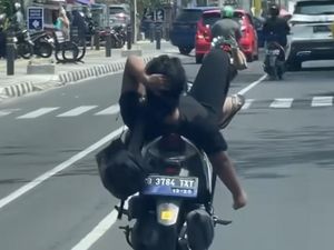 4 Fakta Aksi Bahaya Pria Rebahan Nyetir Motor di Depok Berujung Ditilang