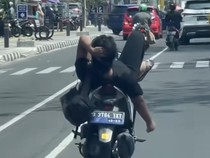 Di Luar Nurul Nggak Habis Fikri, Pemotor Vario Rebahan sambil Ngegas di Depok