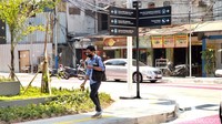 Untuk pejalan kaki juga disediakan jalur khusus.