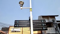 Tampak ada petunjuk arah yang terpasang di area tersebut. 