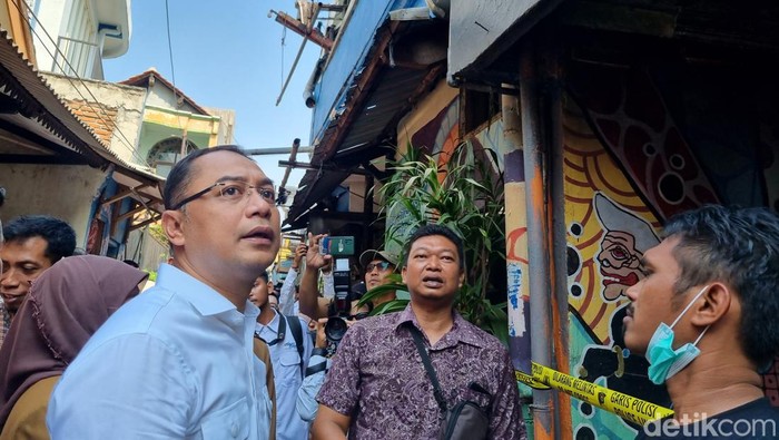 Wali Kota Surabaya Eri Cahyadi saat meninjau lokasi kebakaran di RT 5 RW 10 Jalan Kupang Gunung Tembusan 1 Kelurahan Putat Jaya, Kecamatan Sawahan.