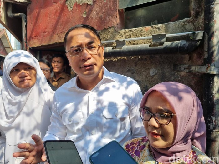 Wali Kota Surabaya Eri Cahyadi saat meninjau lokasi kebakaran di RT 5 RW 10 Jalan Kupang Gunung Tembusan 1 Kelurahan Putat Jaya, Kecamatan Sawahan.