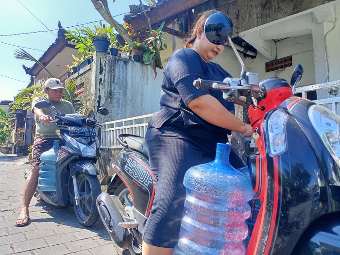 Warga antre di salah satu balai serbaguna di pemukiman Gria Tansa Trisna, Desa Dalung, Kita Utara, Badung, Senin (25/9/2023). (Agus Eka/detikBali)