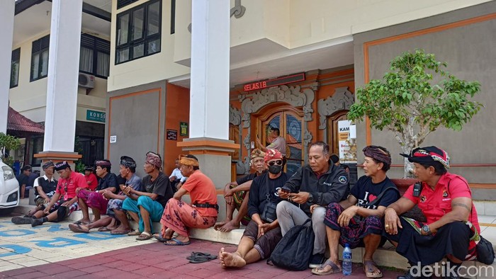 Warga Desa Adat Kelecung, Desa Tegal Mengkeb, Kecamatan Selemadeg Timur mendatangi PN Tabanan untuk mengikuti sidang perdata sengketa lahan Pura Dalem Kelecung, Senin (25/9/2023).