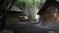 Selain itu ada pula Pasar Pelipur Lara dengan konsep tradisional yang unik.