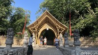 Hutan bambu menjadi salah satu pilihan destinasi menarik yang wajib traveler kunjungi bila ke Desa Penglipuran. Tak hanya memiliki pemandangan yang indah, hutan bambu ini memberikan kesan asri dan menyimpan banyak spot foto yang cantik.