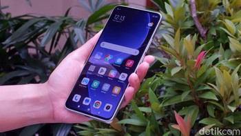 Xiaomi 13T bakal menyuguhkan layar AMOLED berukuran 6,67 inch dengan resolusi 1.5K. Diberikan dukungan refresh rate 144Hz dan tingkat kecerahan mencapai 2.600 nits. Foto: Adi Fida Rahman/detikINET