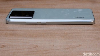 Sisi kanan terdapat tombol power dan pengatura volume. Foto: Adi Fida Rahman/detikINET