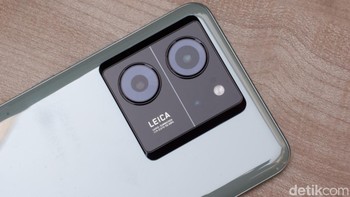 Lalu ada kamera ultra-pixel 13 MP pakai sensor OmniVision OV13B10 ditambah lensa telephoto 50 MP dengan sensor OmniVision OV50D. Untuk selfie diberikan kamera 20 MP memakai sensor Sony IMX596 Foto: Adi Fida Rahman/detikINET