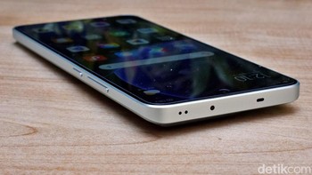 Bagian atas terdapat sensor IR blaster. Foto: Adi Fida Rahman/detikINET