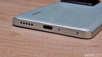 Bagian bawa terdapat speaker, port USB Type C dan SIM Card slot. tFoto: Adi Fida Rahman/detikINET