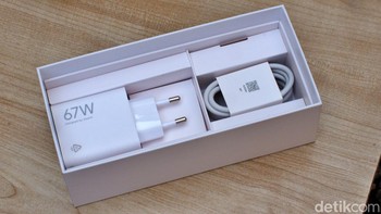 Kabel data USB Type C dan adaptor charger 67W disertakan dalam paket pembelian. Foto: Adi Fida Rahman/detikINET