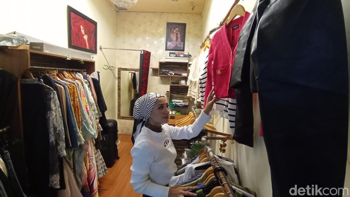 Yanti salah seorang pedagang pakaian tengah merapikan dagangannya di Mayasari Plaza Tasikmalaya.