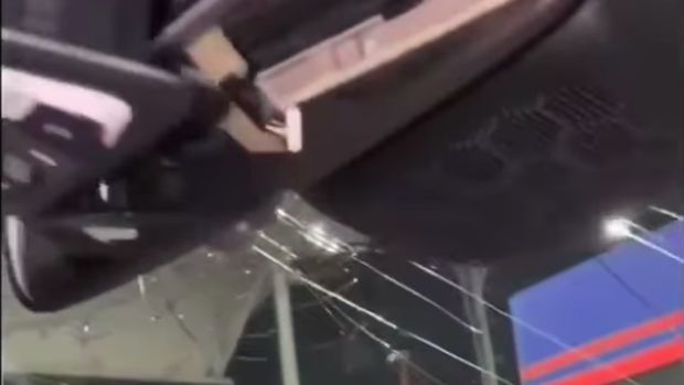 Aksi pelemparan batu terjadi di Tol Serpong-Cinere Km 29. Satu unit mobil pecah kaca hingga rusak interiornya akibat lemparan batu (dok Pribadi/Gandhi)