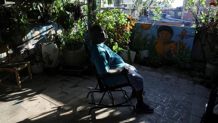 Aktivis Lingkungan di Brasil Tanam Pohon di Atap untuk Melawan Panas Environmental activist Luis Cassiano, 53, installs a