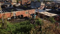 Luis Cassiano, aktivis lingkungan hidup Brasil berusia 53 tahun ini menanam atap hijau di atas rumah-rumah di Rio dalam upaya menurunkan suhu terik di dalam rumah, Kamis (21/9/2023).   