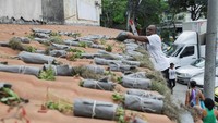 Rumah-rumah di komunitas kelas pekerja informal di Brazil yang dikenal sebagai favela sering kali dibangun berdekatan, menggunakan besi tua sebagai atapnya. Atap hijau menyerap panas dan bertindak sebagai isolator bangunan, mengurangi energi yang dibutuhkan untuk mendinginkan dan memanaskan, menurut Badan Perlindungan Lingkungan AS.  